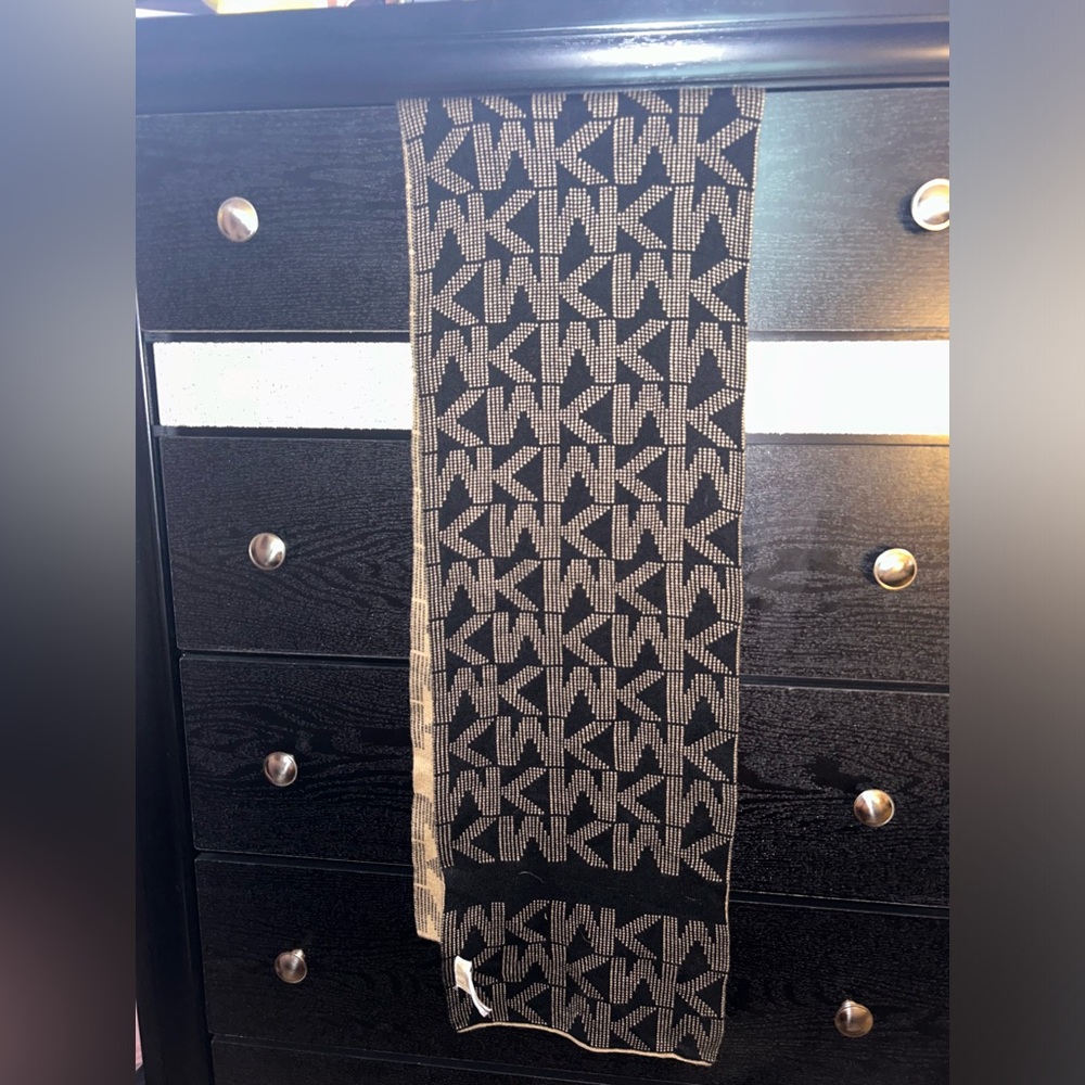 Michael Kors reversible scarf brown and tan only used a couple times.